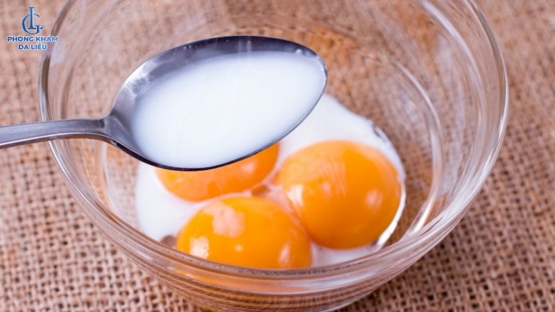 Lòng đỏ trứng gà và sữa tươi không đường
