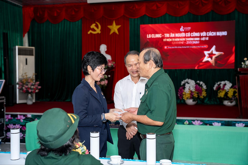 trao tặng món quà tri ân