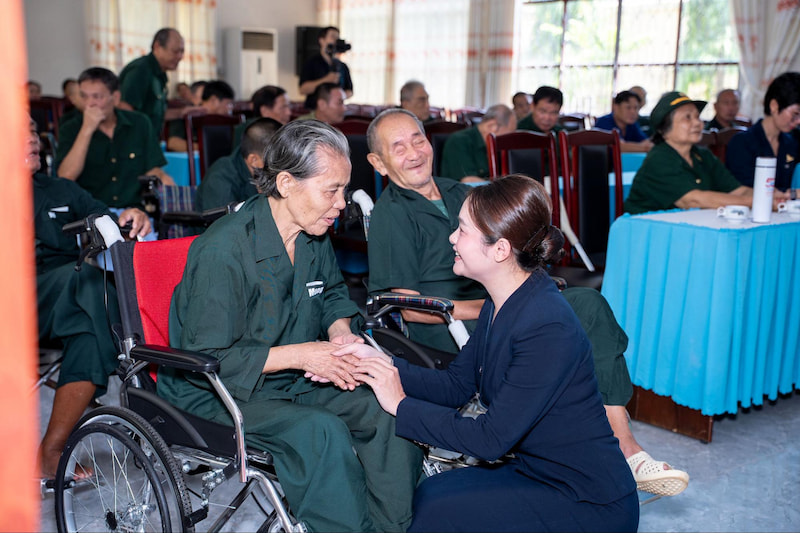 giao lưu, thăm hỏi người có công cách mạng