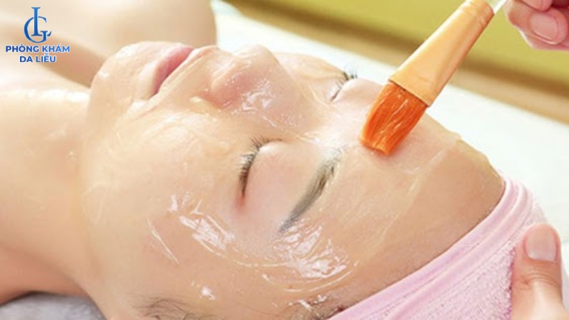 Đắp mặt nạ trứng gà trị sẹo rỗ