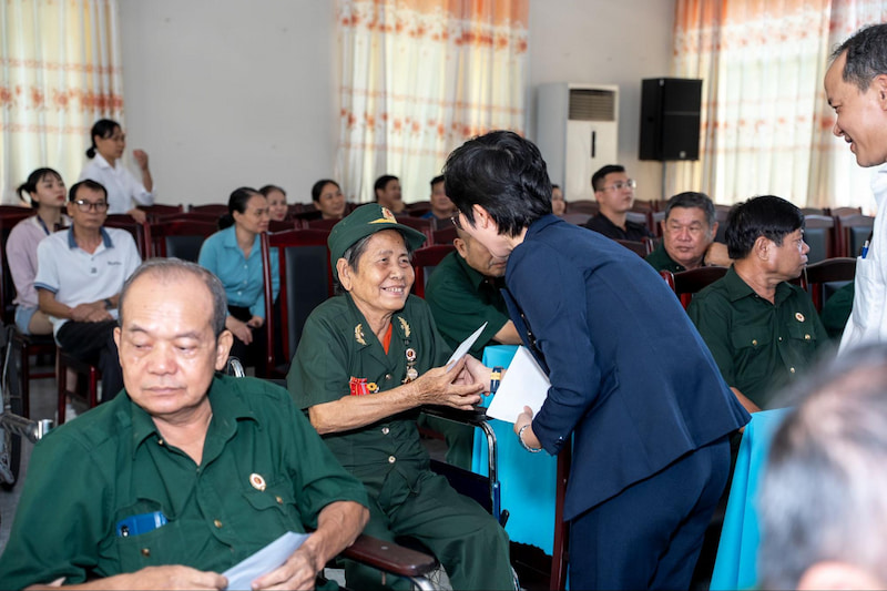trao quà cho người có công với cách mạng