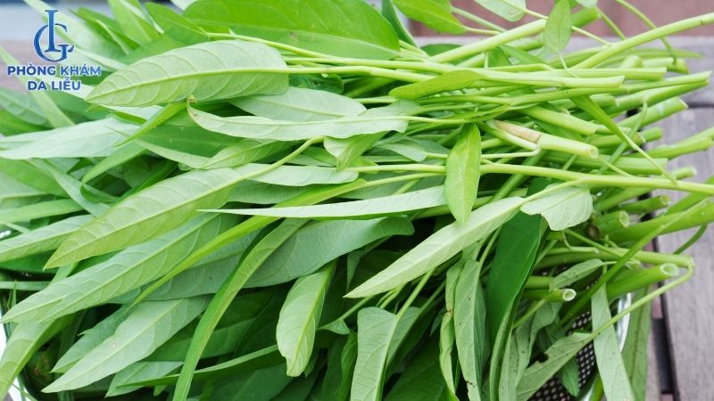 trị sẹo rỗ kiêng ăn rau muống
